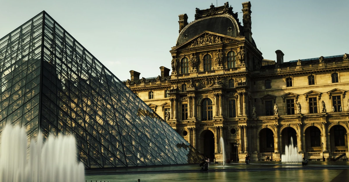 Zuchwała kradzież w Luwrze. Zniknęły klejnoty koronne. Sprawcy uciekli na skuterze