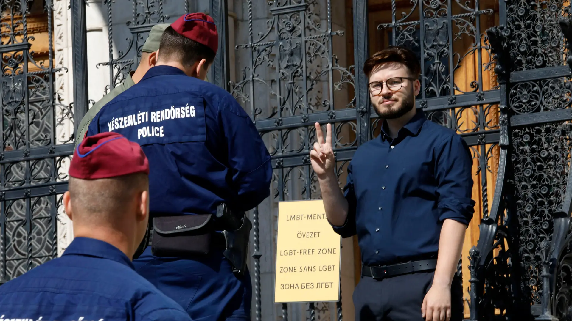 Znak "strefa wolna od LGBT" na wejściu do węgierskiego parlamentu. Bart Staszewski protestuje