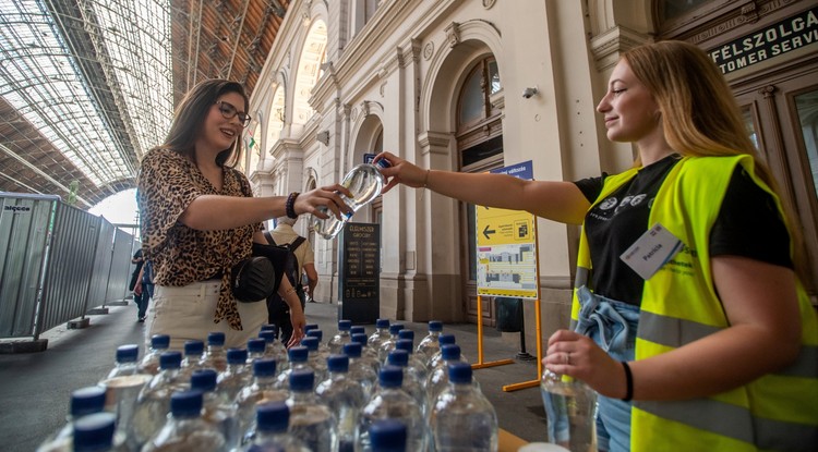 Ez egy tavalyi, MÁV-os vízosztás a Keletinél, de valami hasonlóra lehet számítani idén a BKK-tól