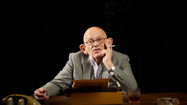 Jerzy Urban. Dziennikarz, publicysta i satyryk, był jedną z najbardziej znienawidzonych postaci czasu PRL. Dla młodzieży śmieszny dziadek z internetu, który miał do siebie ogromny dystans. Dla starszych – cyniczna kanalia, która nie zasługuje na jakąkolwiek obecność w mediach. Człowiek kontrowersja.