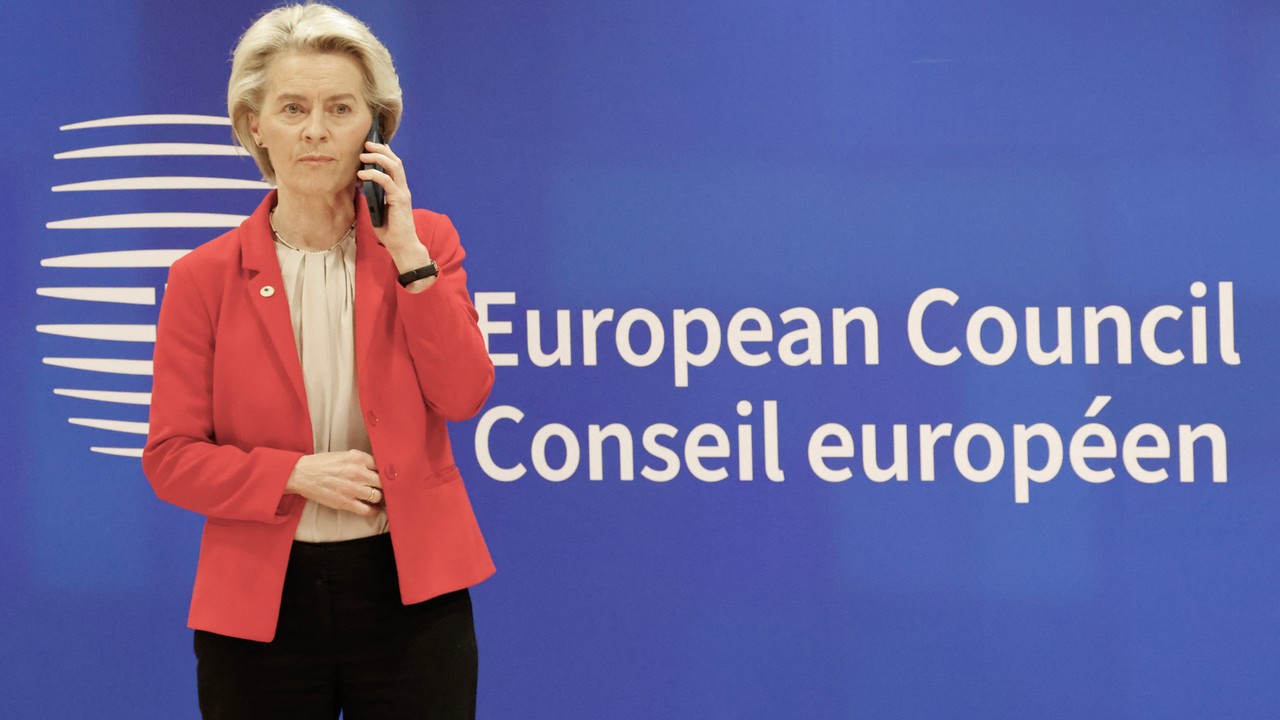 Polityka przez WhatsAppa. Co zmieni wyrok w sprawie "Pfizergate"? Unijni biurokraci będą musieli bardziej uważać