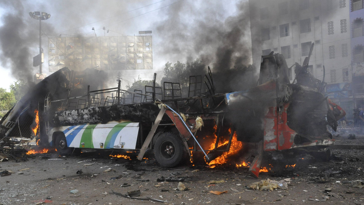 Co najmniej 19 szyickich pielgrzymów zginęło w zamachu bombowym na ich autokar w południowo-zachodnim Pakistanie - podała agencja dpa. Około 25 osób odniosło obrażenia. Uczestnicy pielgrzymki znajdowali się w drodze do Iranu.