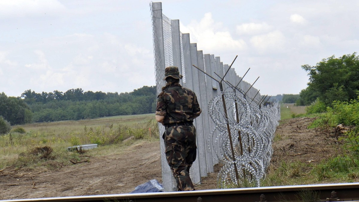 Węgry, drut kolczasty, mur