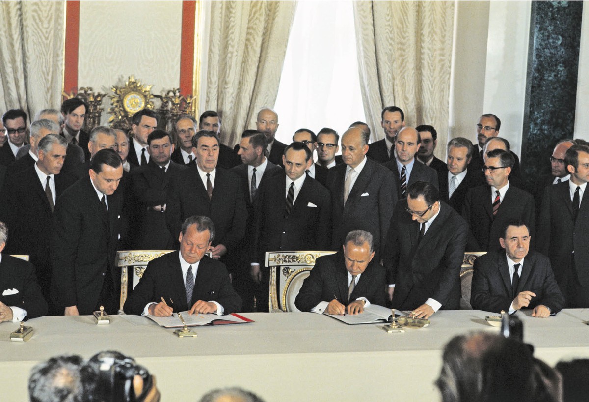 Kanclerz RFN Willy Brandt (po lewej) i premier Rosji Aleksiej Kosygin podpisują porozumienie w Moskwie. Pośrodku stoi Leonid Breżniew