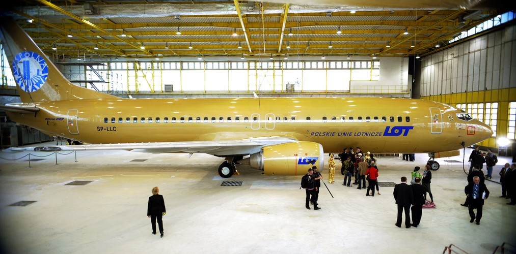 Akcja artystyczna Pawła Althamera - 'Wspólna Sprawa'. Około 160 mieszkanców bródna, przebranych w złote stroje astronautów, wyleciało pomalowanym na złoto samolotem do Brukseli. Uczcili tym XX rocznicę odzyskania wolności w Europie Środkowej