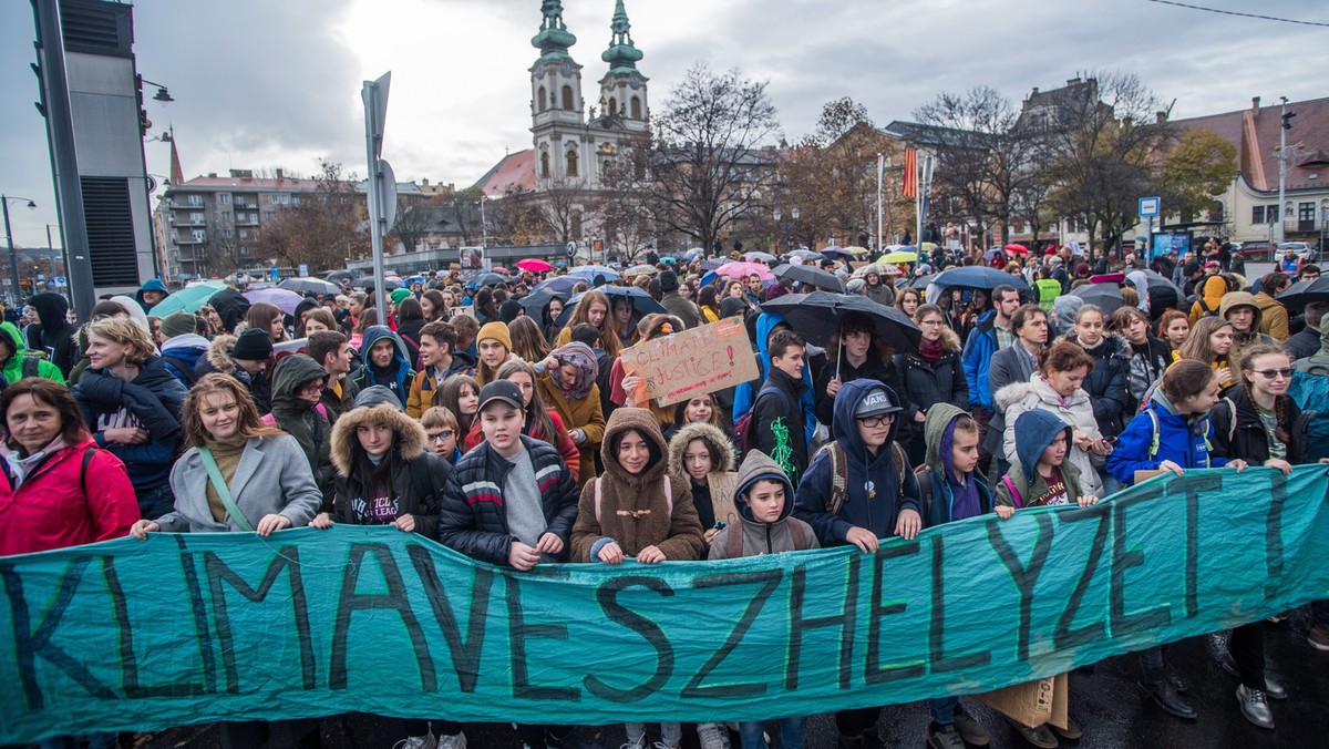 - Szwecja i Finlandia z sukcesami ograniczają emisje gazów cieplarnianych, ale mają bardzo wysoki poziom konsumpcji. Nawet jeśli dobra, które konsumują, nie zostały wytworzone w ich kraju i nie spowodowały tam emisji, to pochodne procesu produkcji się przecież nie rozpłynęły - mówi w rozmowie z Katarzyną Kojzar Jávor Benedek – węgierski aktywista, wykładowca akademicki i polityk.