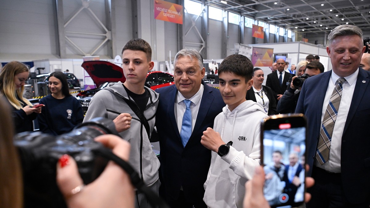 „Kicsit előrébb tolom, mert úgy jampecosabb” – Stilóba vágta magát Orbán Viktor – videó