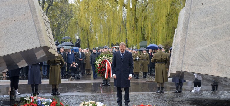 Tusk, Bieńkowska, Siemoniak. Smoleńskie uroczystości na Powązkach