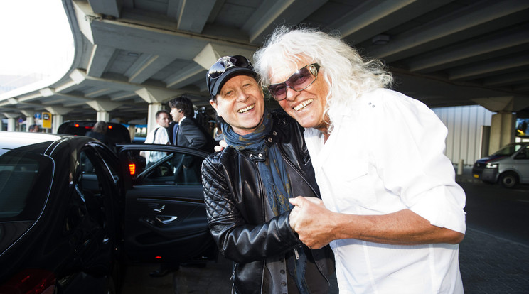 Kóbor János, az Omega énekese (j) és Klaus Meine, a Budapestre érkező Scorpions együttes énekese a Liszt Ferenc repülőtéren 2014. június 14-én. A két legenda a 70-es évek óta barátja egymásnak / Fotó: MTI/Koszticsák Szilárd