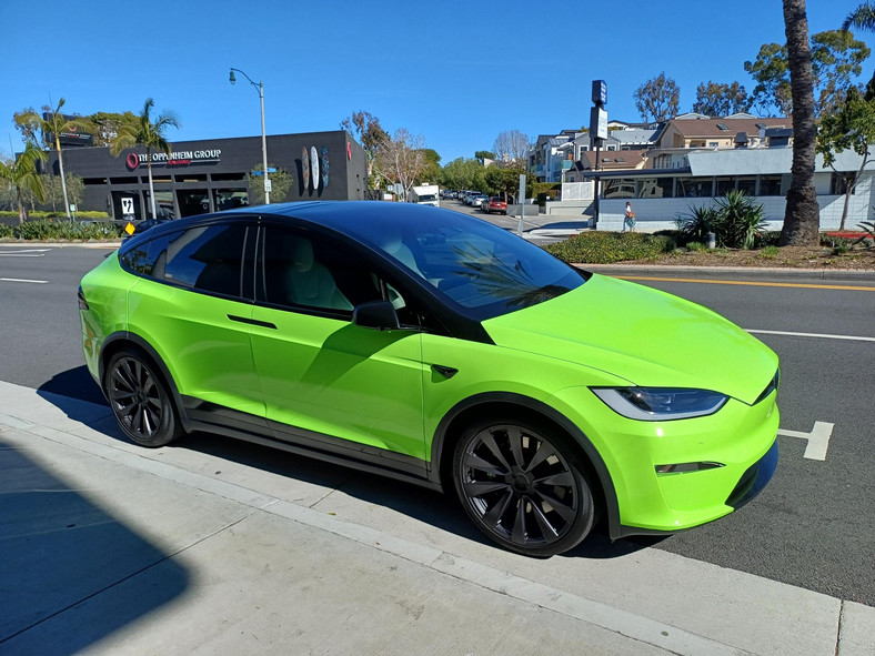 Tesla Cybertruck i inne auta w Kalifornii