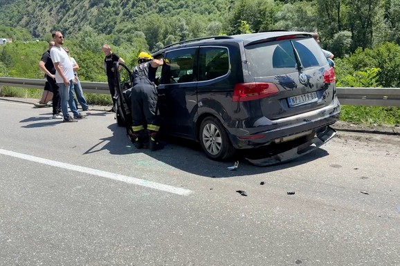 POVREĐENO 5 OSOBA, MEĐU NJIMA I BEBA! Detalji strašne nesreće na putu Kraljevo - Raška: Vozila smrskana