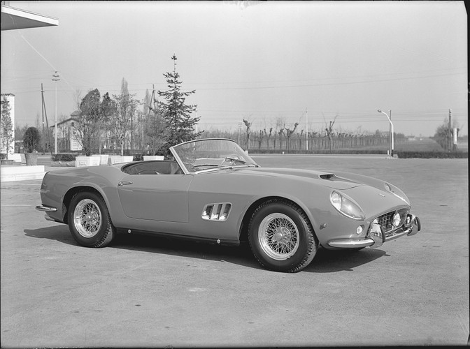 Wielki przodek ferrari 250 spider z lat 60. ubiegłego stulecia