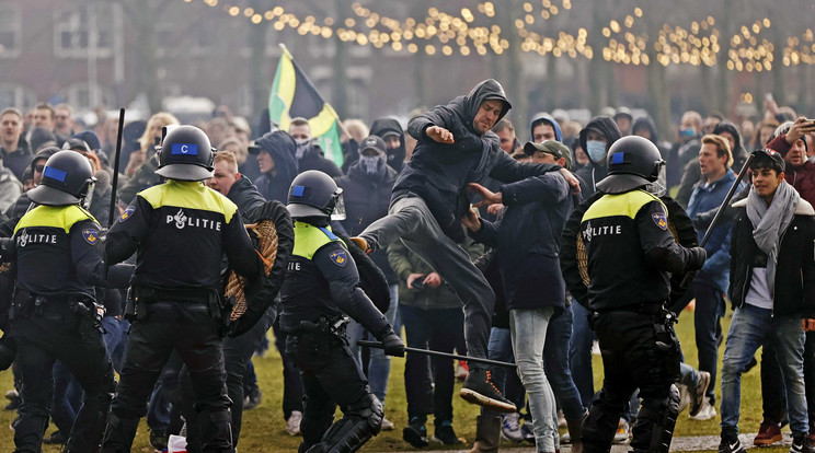 A zavargásokban több rendőr is megsérült /Fotó: MTI/EPA/ANP/Robin Van Lonkhuijsen/