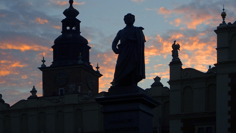Jest jednym z punktów orientacyjnych. Mieszkańcy umawiają się pod nim przed wieczornym wyjściem, a dla turystów stanowi oczywisty punkt spotkań po tzw. czasie wolnym. Co warto wiedzieć o krakowskim pomniku wieszcza Adama Mickiewicza?