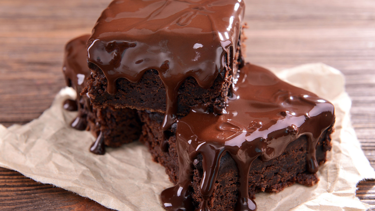 Polewa czekoladowa – przepis na niezawodny dodatek do ciast i deserów