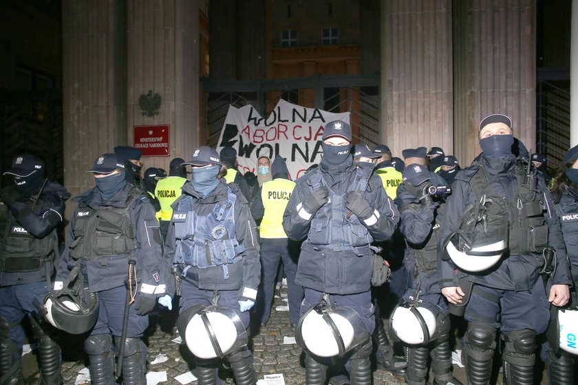 Warszawa: Rafał Trzaskowski grozi policjantom. Jest odpowiedź