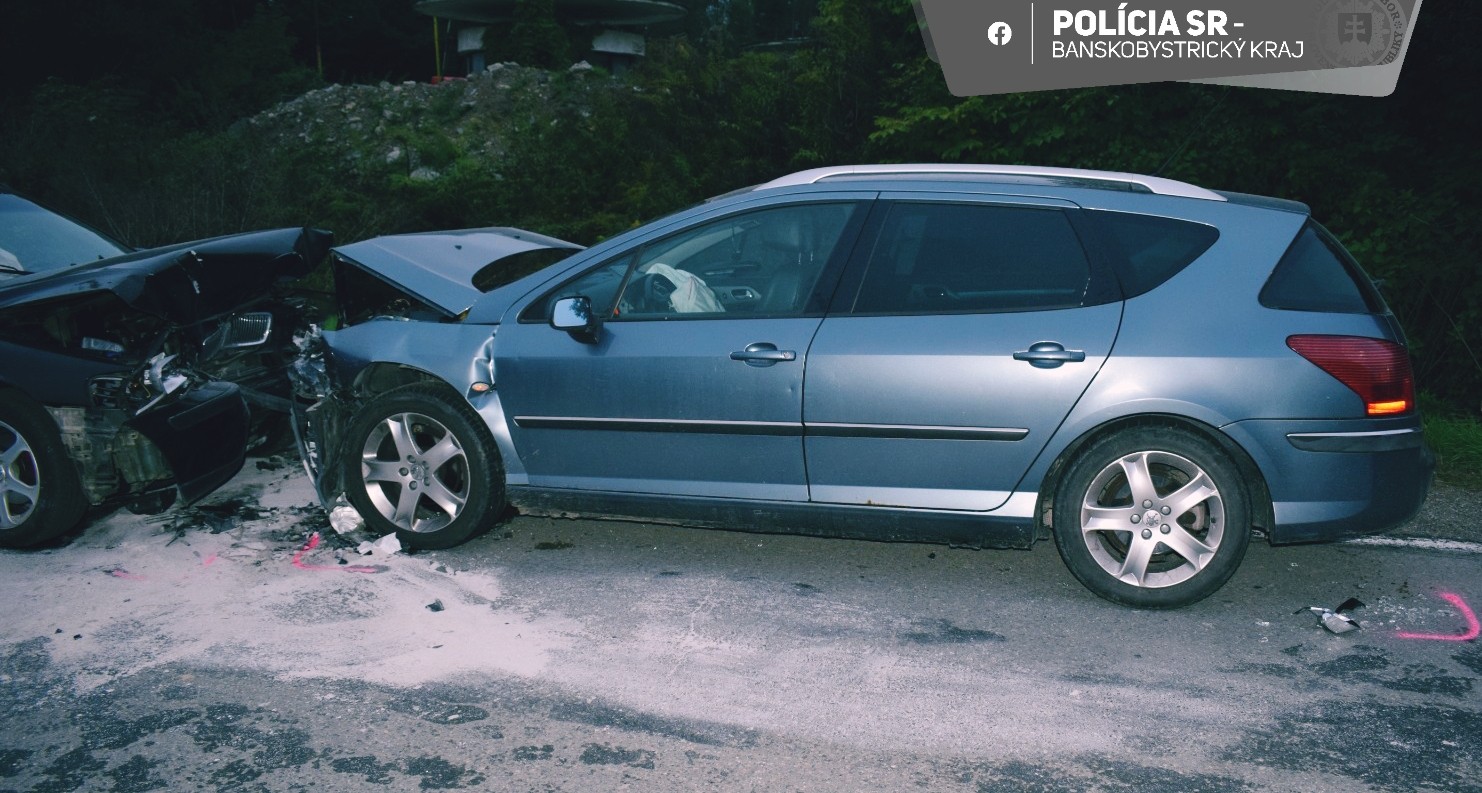 Čelná zrážka dvoch vozidiel pri Hnúšti si vyžiadala tri zranené osoby.