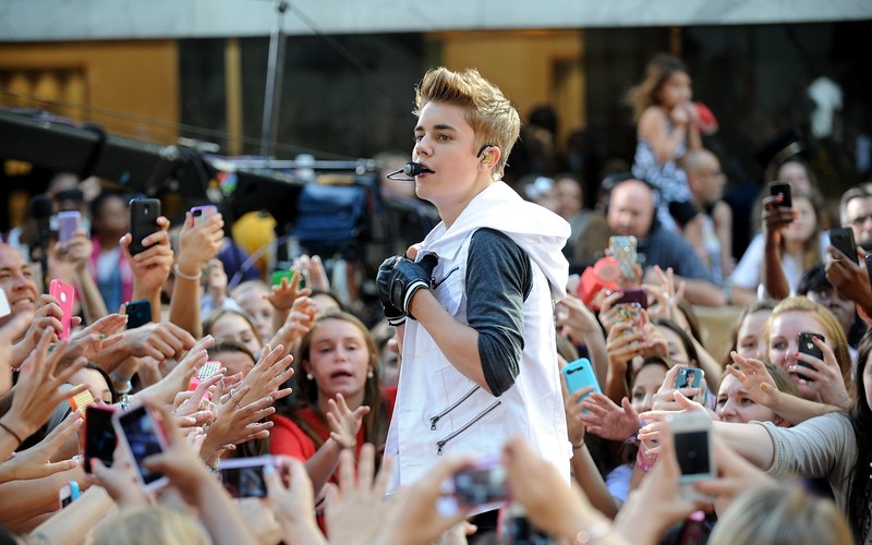 <b>Słodycze i ręczniki dla Justina Biebera</b>
<br>
<br>
W 2013 roku wiele zagranicznych gwiazd przyjechało do Polski. 
<br>
<br>
Justin Bieber zagrał koncert w Łodzi. Zażyczył sobie wtedy kilkunastu rodzajów żelków, krakersów z masłem orzechowym i jabłek z karmelem - słodycze były w większości sprowadzone z zagranicy. 
<br>
<br>
Poza łakociami idol nastolatek miał jeszcze kilka innych wymagań, w tym m.in. inhalator parowy i dokładnie wyliczoną ilość ręczników – 72 czarnych i 336 białych.