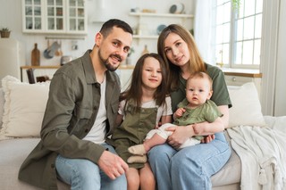 Reforma świadczeń rodzinnych: zmiany w pomocy społecznej i coroczna waloryzacja dochodów