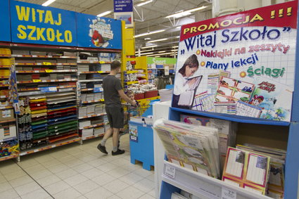 Polacy nie spieszą się z zakupem wyprawki szkolnej, a sklepy kuszą promocjami