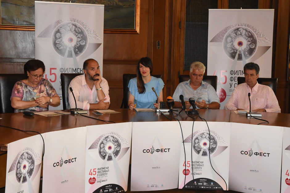Sofest su pre desetak dana najavili direktorka Centra za kulturu Sopot Suzana Anastasov Marković, predsednik Odbora festivala Miloš Đukelić, umetnički direktor Maja Uzelac, predsednik opštine Sopot Živorad Milosavljević i direktor CEBEF-a Milan Lazović