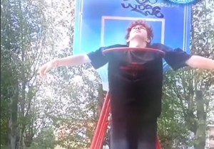 Mladi se snimaju i fotografišu u pozi raspeća Isusa Hrista