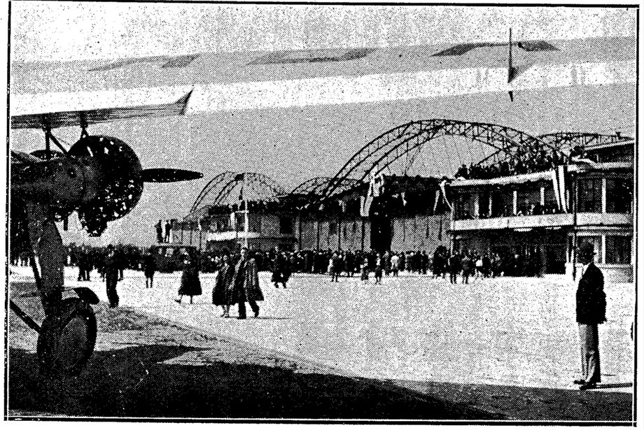 LOT przeniósł się na Okęcie w 1934 roku. To zdjęcie wykonano trzy lata później, widać na nim hangar. 