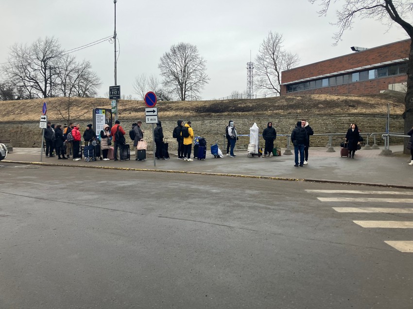 Čekanje u redu za pasošku i carinsku kontrolu na graničnom prelazu Narva