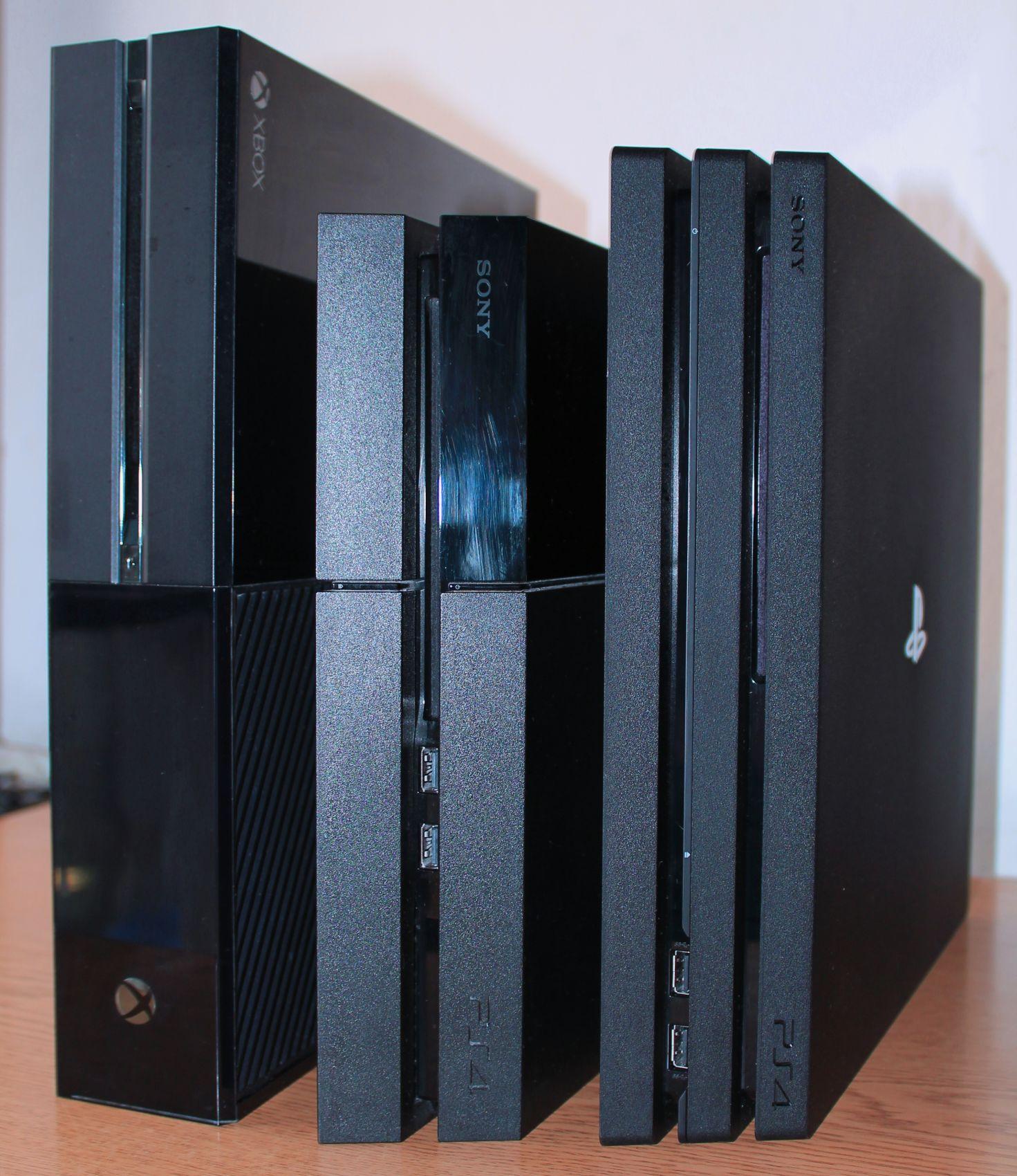 Oproti klasickej PS4 je Pro väčšia, no stále nedosahuje rozmery pôvodného Xboxu One (prvý zľava)