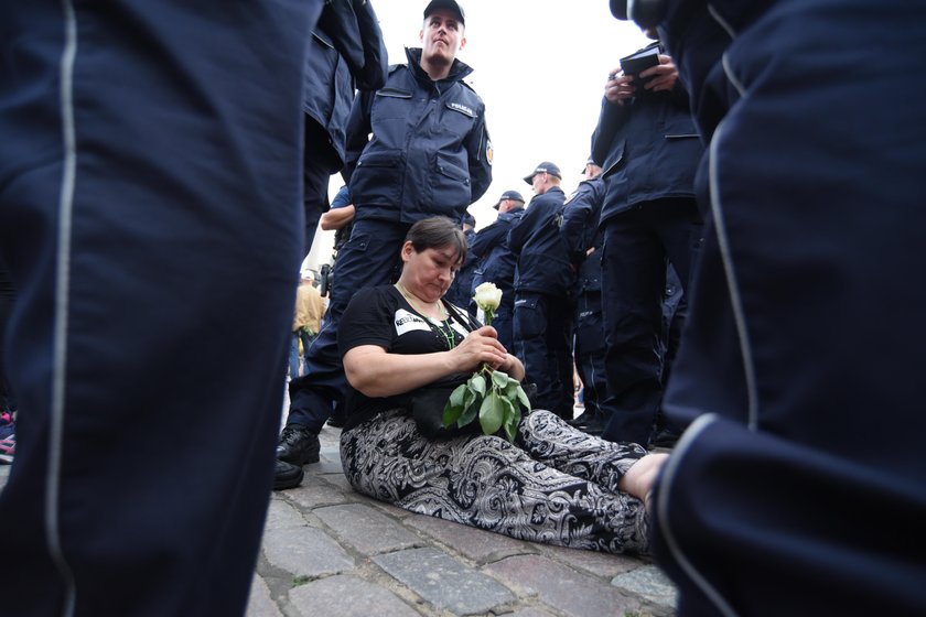 Obchody miesięcznicy smoleńskiej. Krakowskie Przedmieście odgrodzone