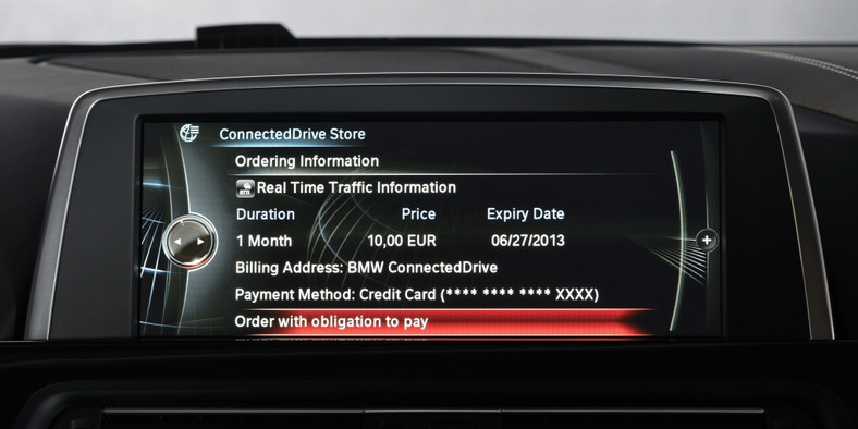 Potwierdzenie transakcji zakupu usług. Wszystko widoczne na ekranie systemu multimedialnego BMW.