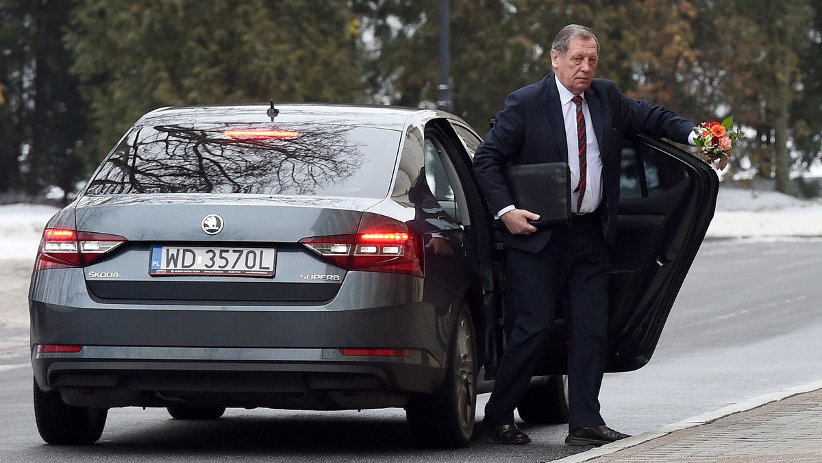 Premier Beata Szydło w ramach przeglądu resortów spotkała się dziś po godz. 9.00 z ministrami: środowiska Janem Szyszko oraz rolnictwa i rozwoju wsi Krzysztofem Jurgielem. Po spotkaniu o godz. 10.30 planowana jest konferencja prasowa. Celem zainaugurowanego 18 stycznia przeglądu resortów jest wyznaczenie nowych kierunków działań rządu.