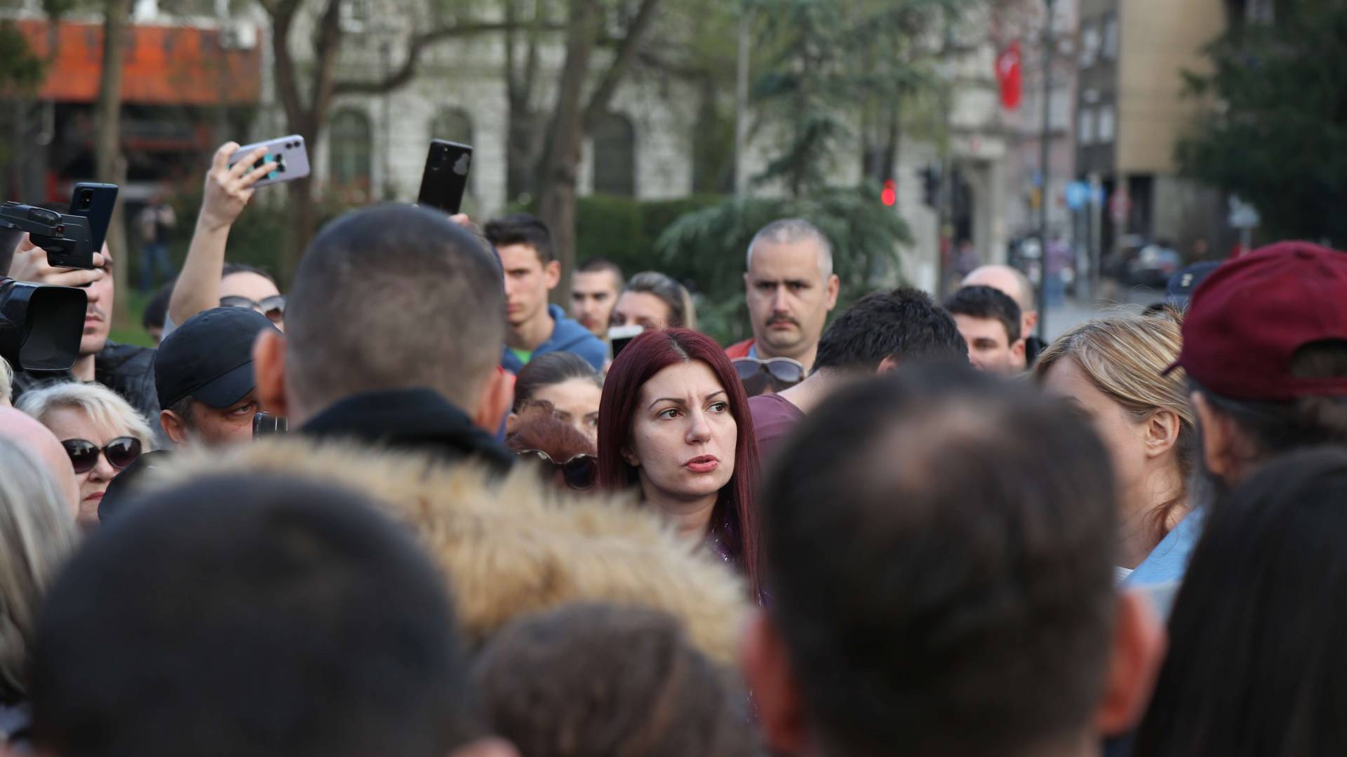 Bez maski i distanci, stotinak pristalica na protestu podrške antivakserki Jovani Stojković koja ništa nije naučila posle privođenja