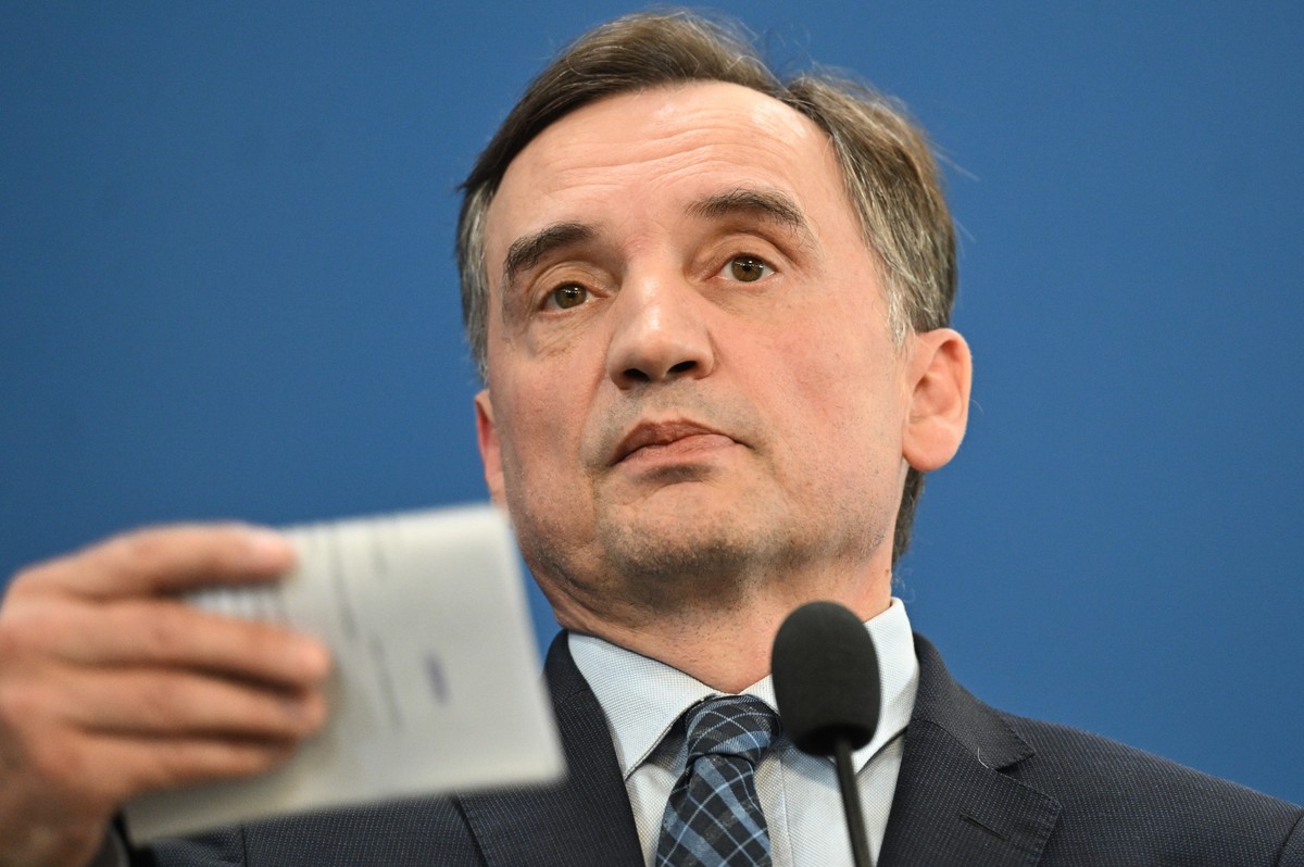Warszawa, 11.07.2025. Poseł PiS Zbigniew Ziobro podczas konferencji prasowej w Sejmie w Warszawie, 11 bm. Prokurator generalny, szef MS Adam Bodnar poinformował 11 bm., że przekazał do marszałka Sejmu wniosek o wyrażenie przez Sejm zgody na zatrzymanie i przymusowe doprowadzenie Zbigniewa Ziobry na posiedzenie sejmowej komisji śledczej ds. Pegasusa. (sko) PAP/Radek Pietruszka