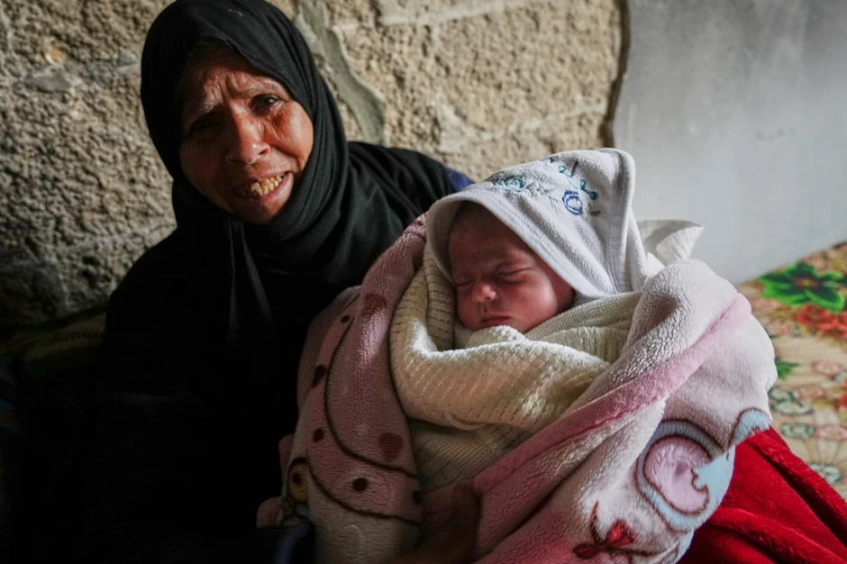 Ela Osama Abu Daga, stara svega 25 dana, u naručju svoje rođake Suad Abu Daga nakon što je izvučena iz ruševina u Kan Junisu