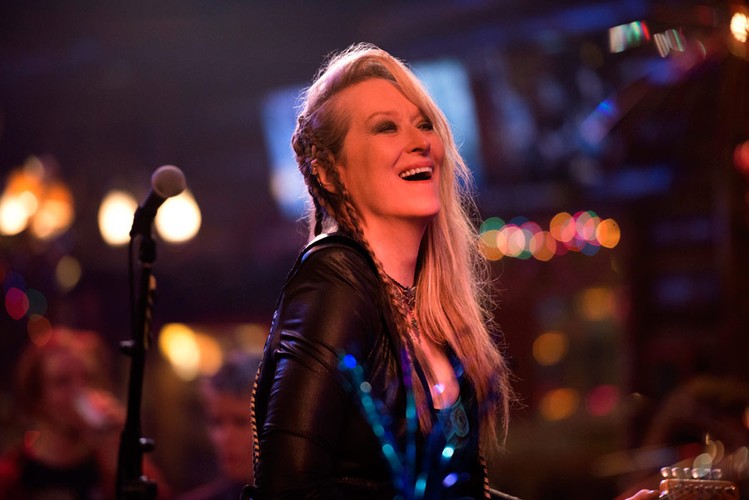 <strong>Nigdy nie jest za późno, reż. Jonathan Demme</strong>
<br><br>
Meryl Streep wciela się w piosenkarkę, która w młodości porzuciła rodzinę, żeby zrobić karierę w Kalifornii. Po latach kobieta powraca i stara się odzyskać miłość bliskich. Znowu chce być matką, ale dzieci są już dorosłe, a jedno z nich się rozwodzi. 
<br><br>
Poza Streep w produkcji grają Kevin Kline (jako były mąż piosenkarki), Mamie Gummer (prawdziwa córka Streep i Dona Gummera jako córka fikcyjna), Rick Springfield (jako członek zespołu The Flash zakochany w Ricki) oraz Sebastian Stan i Audra McDonald.