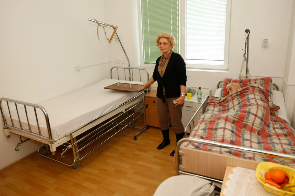 Marijana Blažević, vlasnica doma za stare, pored kreveta u kojem je poslednje dane proveo doajen televizijskog novinarstva Mića Orlović