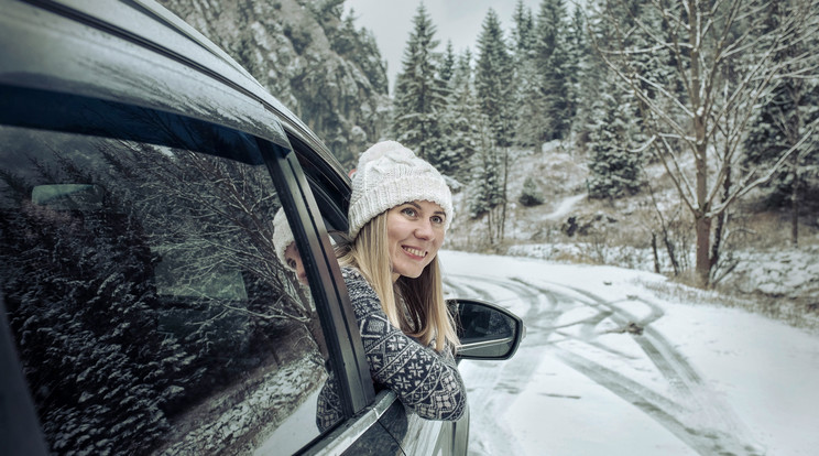 A havas, jeges úton nehezebb irányítani a kocsit, fontos az óvatosság. /Fotó: Shutterstock