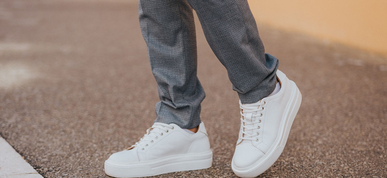 Męskie białe sneakersy – wybraliśmy 3 modne modele, ceny mocno obniżone