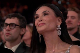 GORE MREŽE zbog onoga što je ovaj muškarac uradio IZA LEĐA Demi Mur! "ISKOLAČIO OČI OD ŠOKA pa pogledao u nju..", 2.3 miliona pregleda ima KOMIČNO -TRAGIČAN SNIMAK