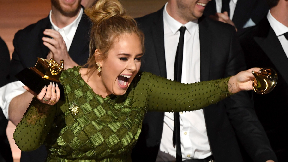 Adele zdobyła pięć statuetek Grammy 2017. Zwyciężyła między innymi w najważniejszej kategorii, Album roku. Ten tytuł przypadł jej płycie "25", ale artystka postanowiła podzielić się nagrodą z Beyonce. Adele złamała statuetkę i połowę oddała swojej koleżance po fachu.