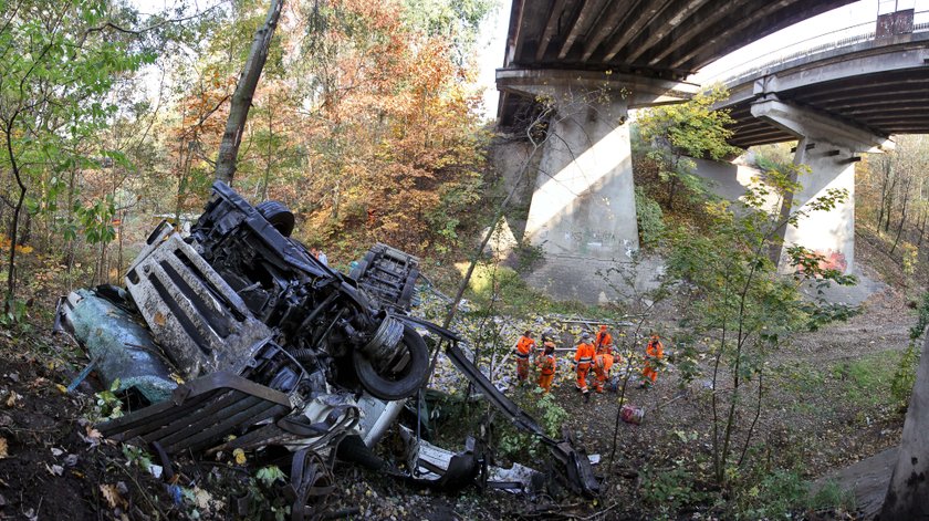 Tir runął 15 metrów w dół z wiaduktu! Kierowca przeżył