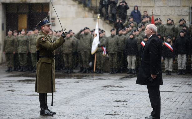 Macierewicz powołuje nowych dowódców Sił Zbrojnych. "Zmiany są konieczne"