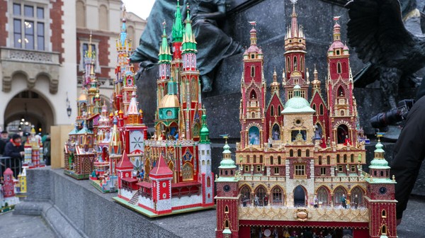 Każdego roku w pierwszy czwartek grudnia szopkarze przynoszą swoje prace na Rynek Główny i ustawiają na stopniach pomnika Adama Mickiewicza.