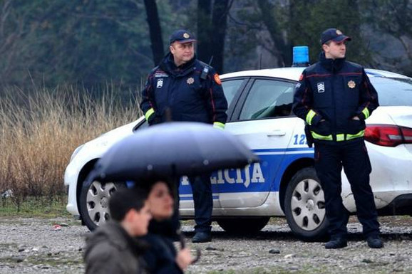 OTAC PREBIO ĆERKU, PA PRETIO DA ĆE POBITI CELU PORODICU Udario ju je u oko, a onda je počela borba za MOBILNI TELEFON