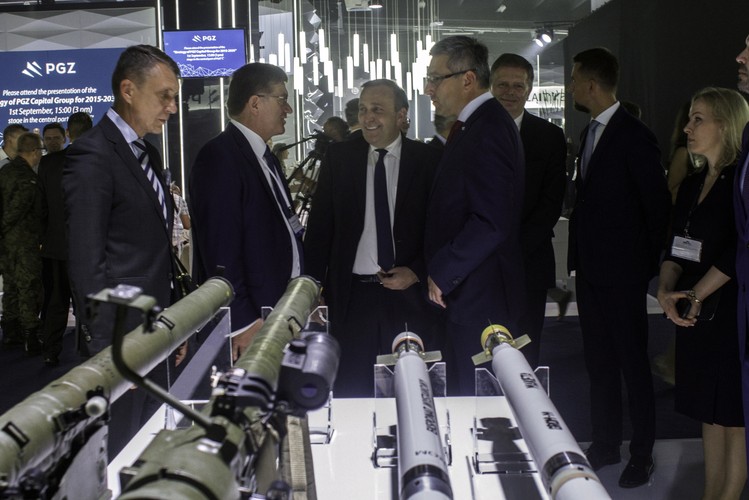 Minister spraw zagranicznych, Grzegorz Schetyna zaznaczył, że kielecka impreza jest szansą dla polskiego przemysłu obronnego. Szef MSZ powiedział, że wyzwaniem i obowiązkiem polskiej dyplomacji jest promocja naszych firm zbrojeniowych.<br>
Na zdjęciu: Minister spraw zagranicznych Grzegorz Schetyna (C) zwiedza Pawilon Polskiej Grupy Zbrojeniowej podczas XXIII Międzynarodowego Salonu Przemysłu Obronnego, 1 bm. w Kielcach. <br><br>fot.(mgo/zuz) PAP/Michał Walczak
