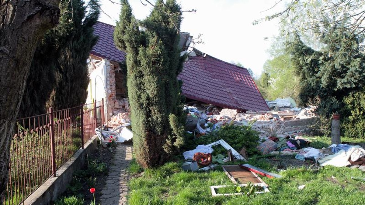 Błogie chwile poobiedniej sjesty w Chechle Drugim pod Pabianicami przerwał huk. W jednej chwili dom należący do państwa K. zatrząsł się, siła eksplozji poderwała dach jak kawał tektury, wyleciały szyby z okien, a fragmenty ścian rozpadły się w pył, przygniatając samochód! Dom w gruzach, właściciel Czesław K. (69 l.) poparzony leży w szpitalu - takie są efekty eksplozji, do której doprowadził sam gospodarz.