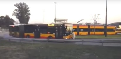 Autobus pchał go przez kilkaset metrów. Pasażera szukają policjanci