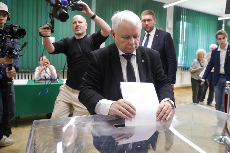 Ostrów Wielkopolski, 09.06.2024. Wybory do Parlamentu Europejskiego 2024. Prezydent RP Andrzej Duda głosuje w lokalu wyborczym w Szkole Podstawowej nr 1 przy ulicy Partyzanckiej 15 w Ostrowie Wielkopolskim, 9 bm. W Polsce trwa głosowanie w wyborach do Parlamentu Europejskiego. Do jego zakończenia obowiązuje cisza wyborcza. (mr) PAP/Tomasz Wojtasik