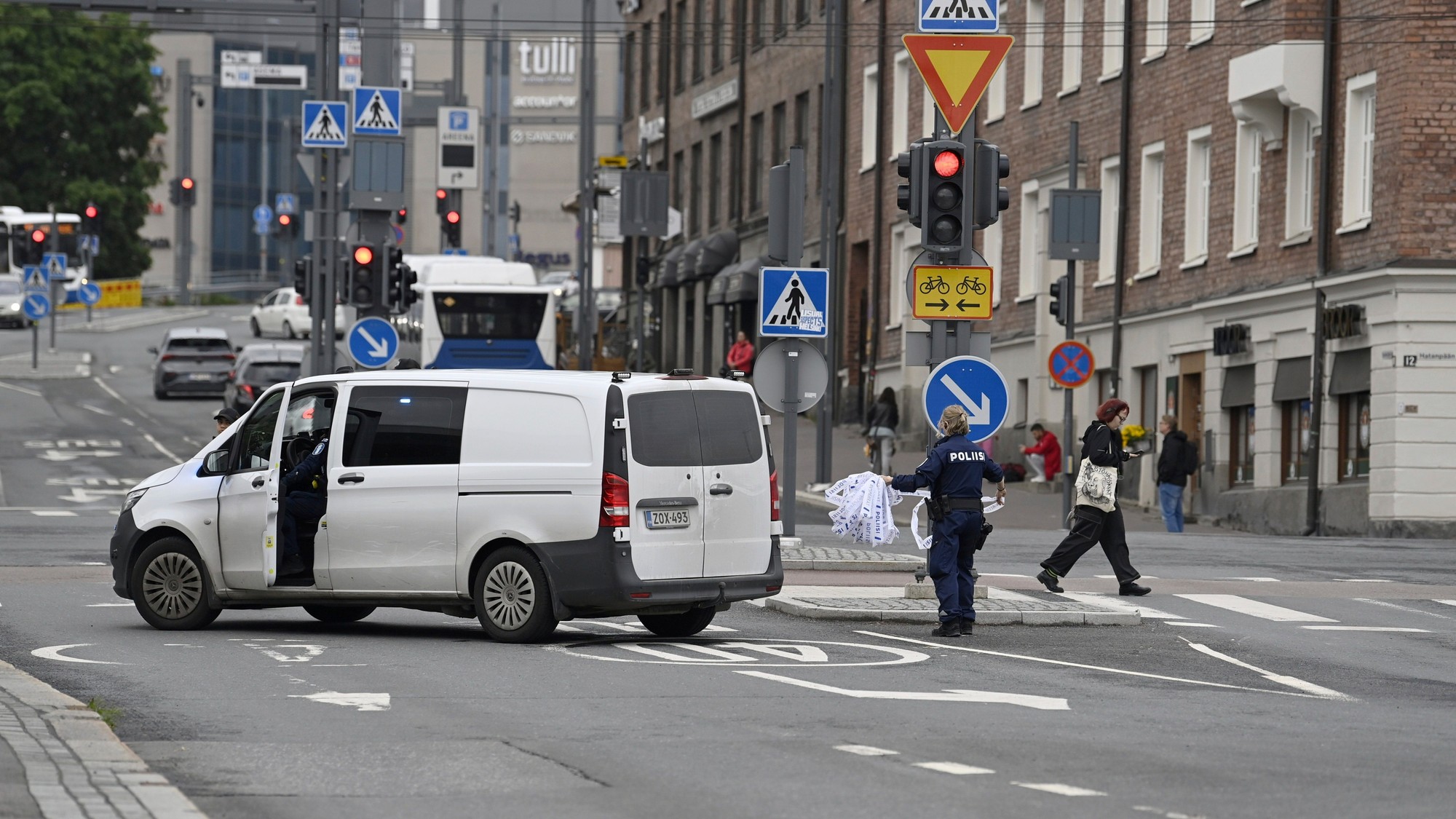 V blízkosti nákupného centra v Tampere útočník pobodal niekoľkých ľudí.